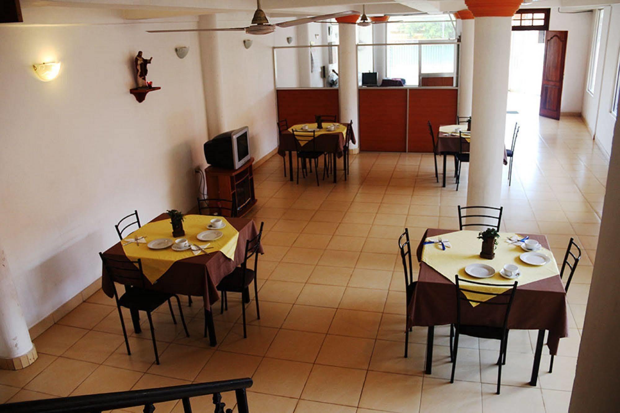 Hotel Red Rose Negombo Esterno foto