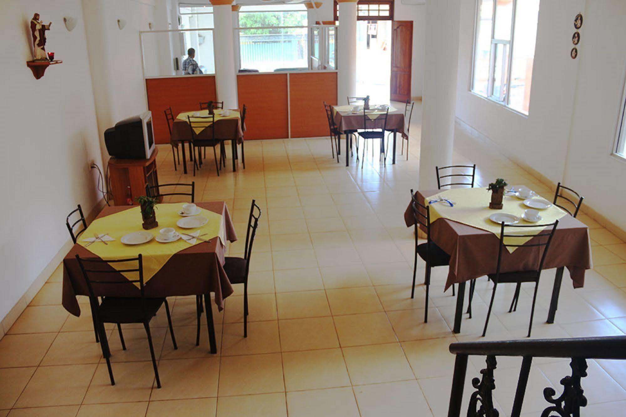 Hotel Red Rose Negombo Esterno foto