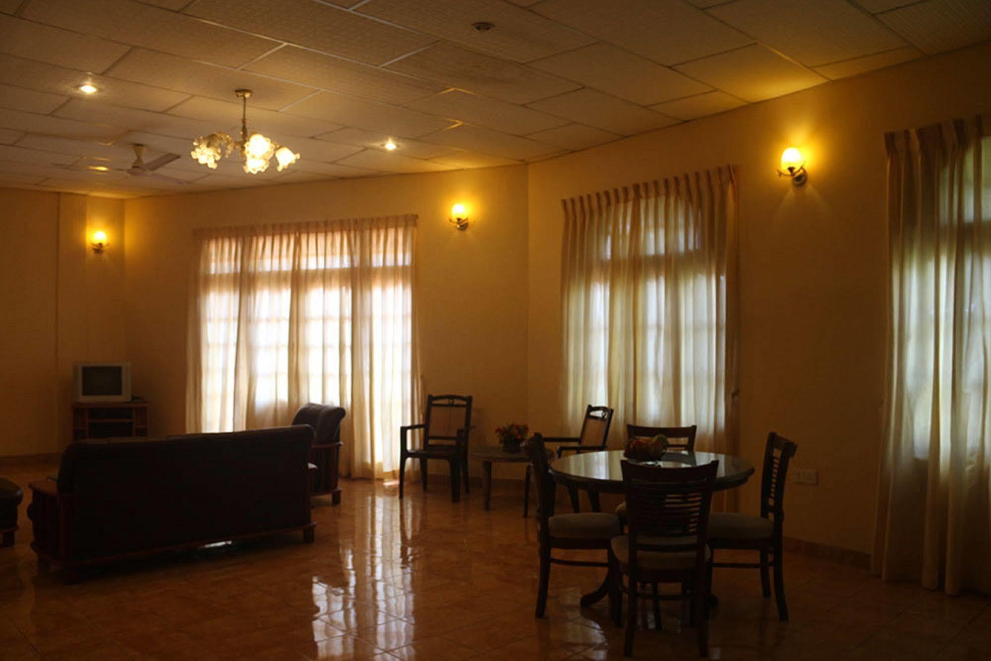Hotel Red Rose Negombo Esterno foto
