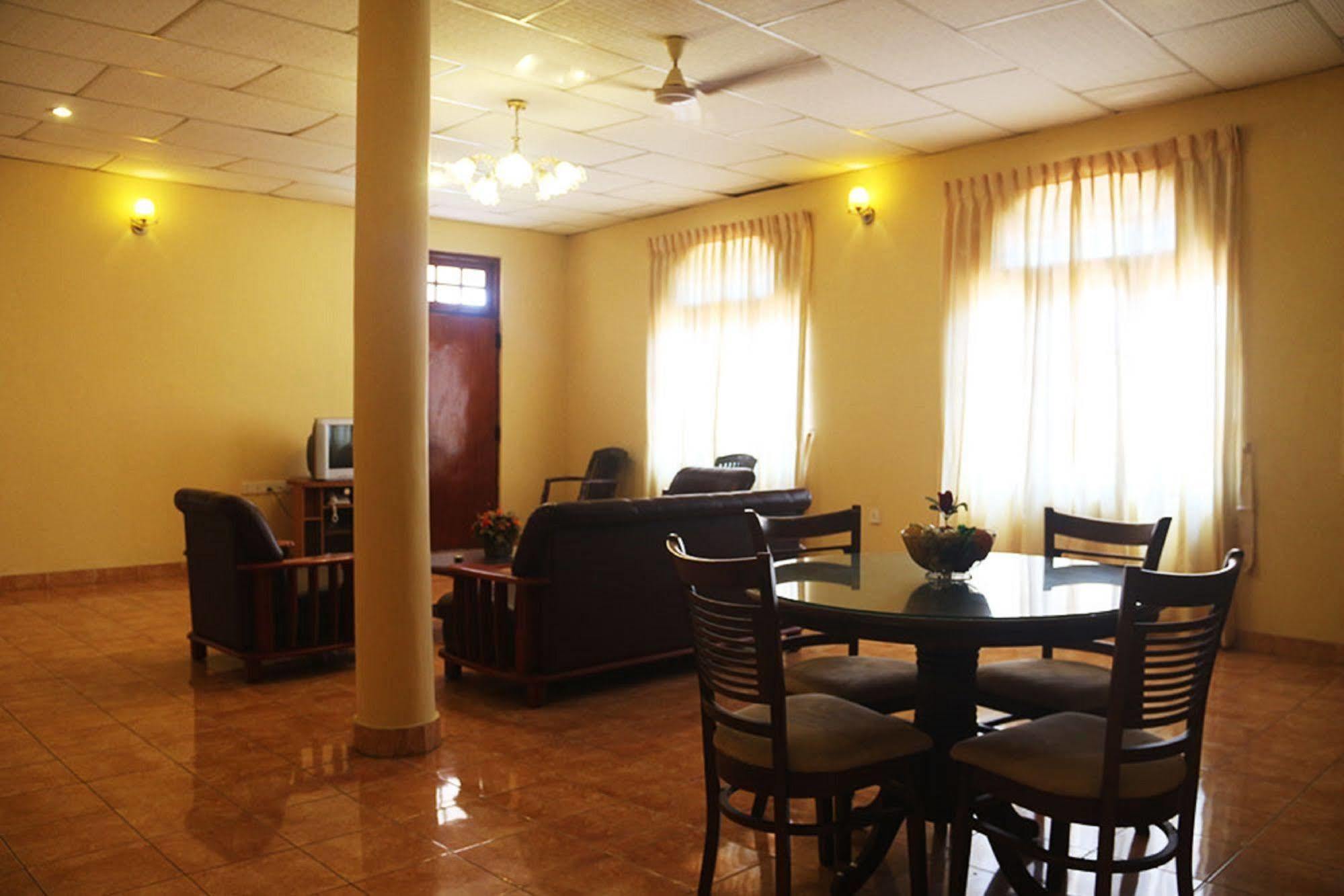 Hotel Red Rose Negombo Esterno foto
