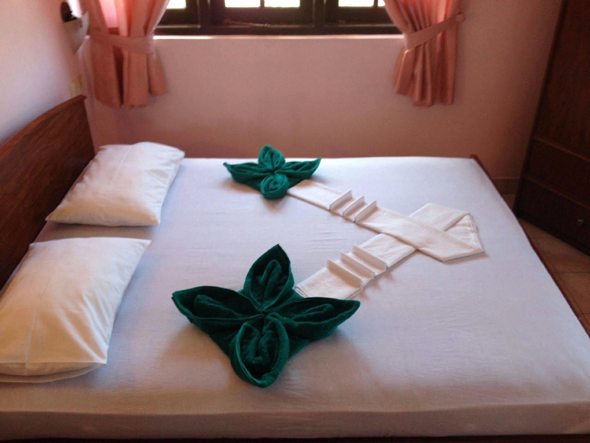 Hotel Red Rose Negombo Esterno foto