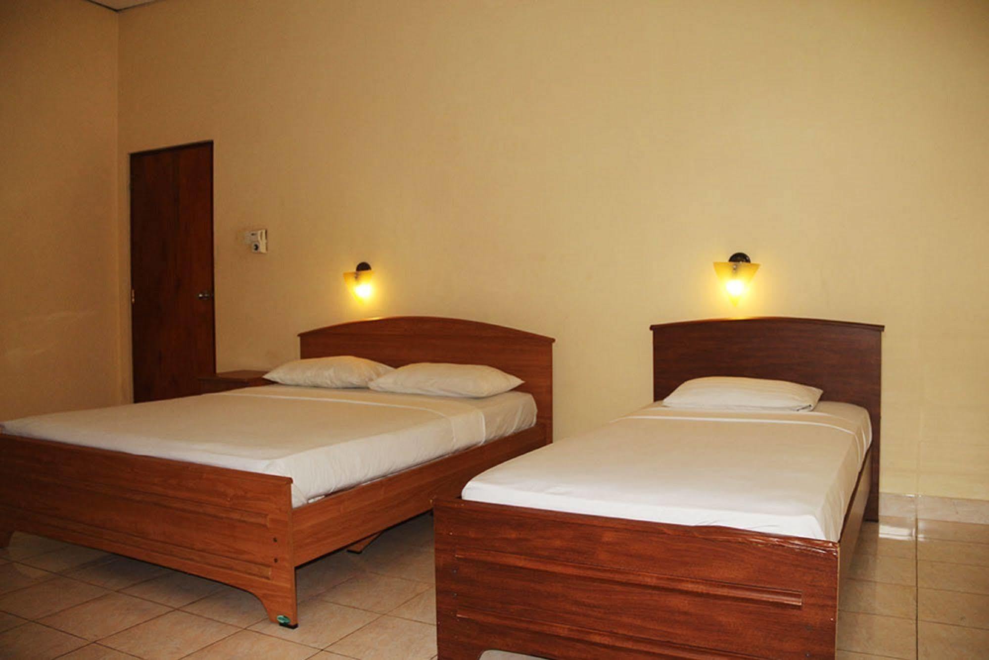 Hotel Red Rose Negombo Esterno foto