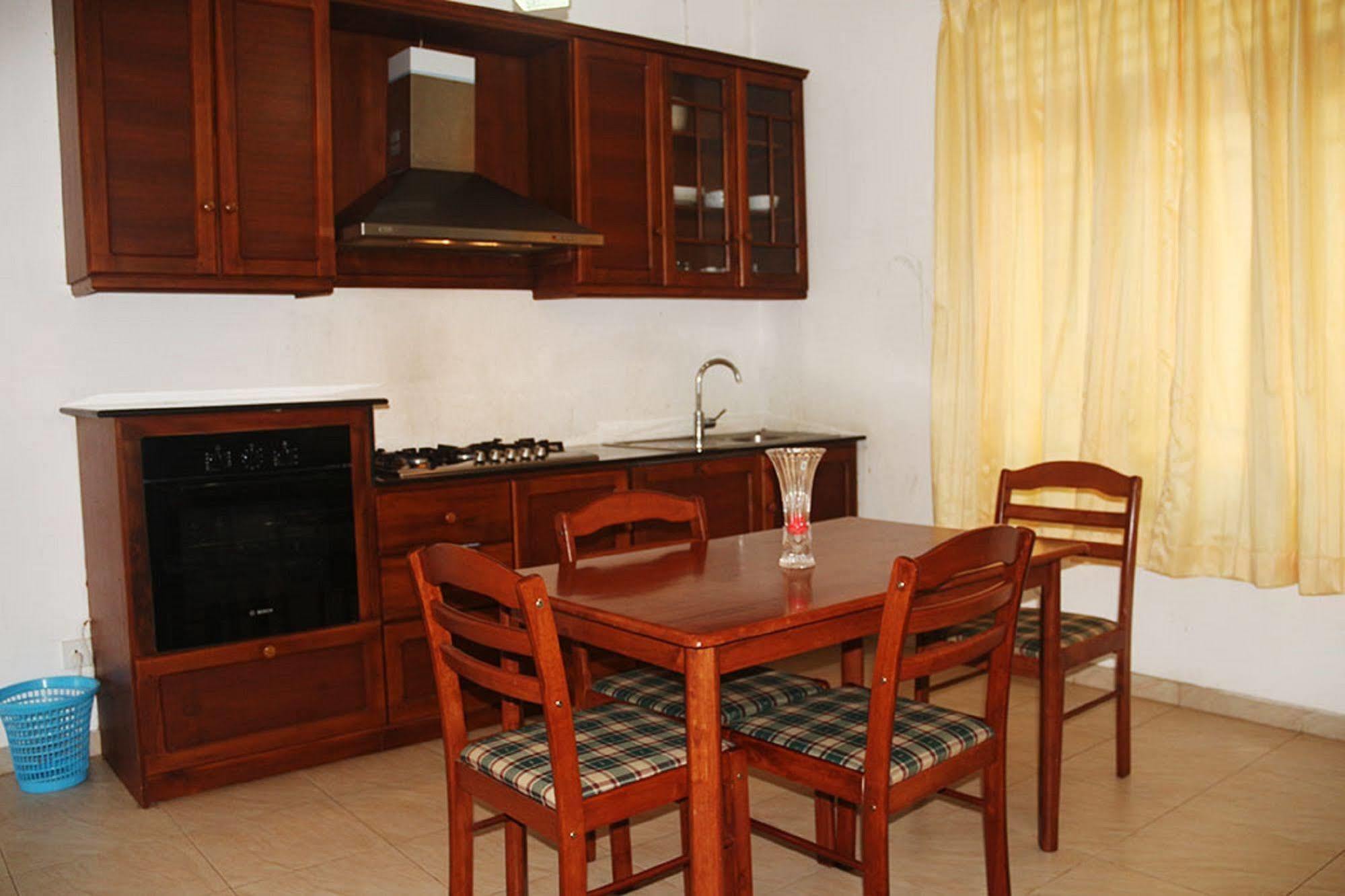Hotel Red Rose Negombo Esterno foto