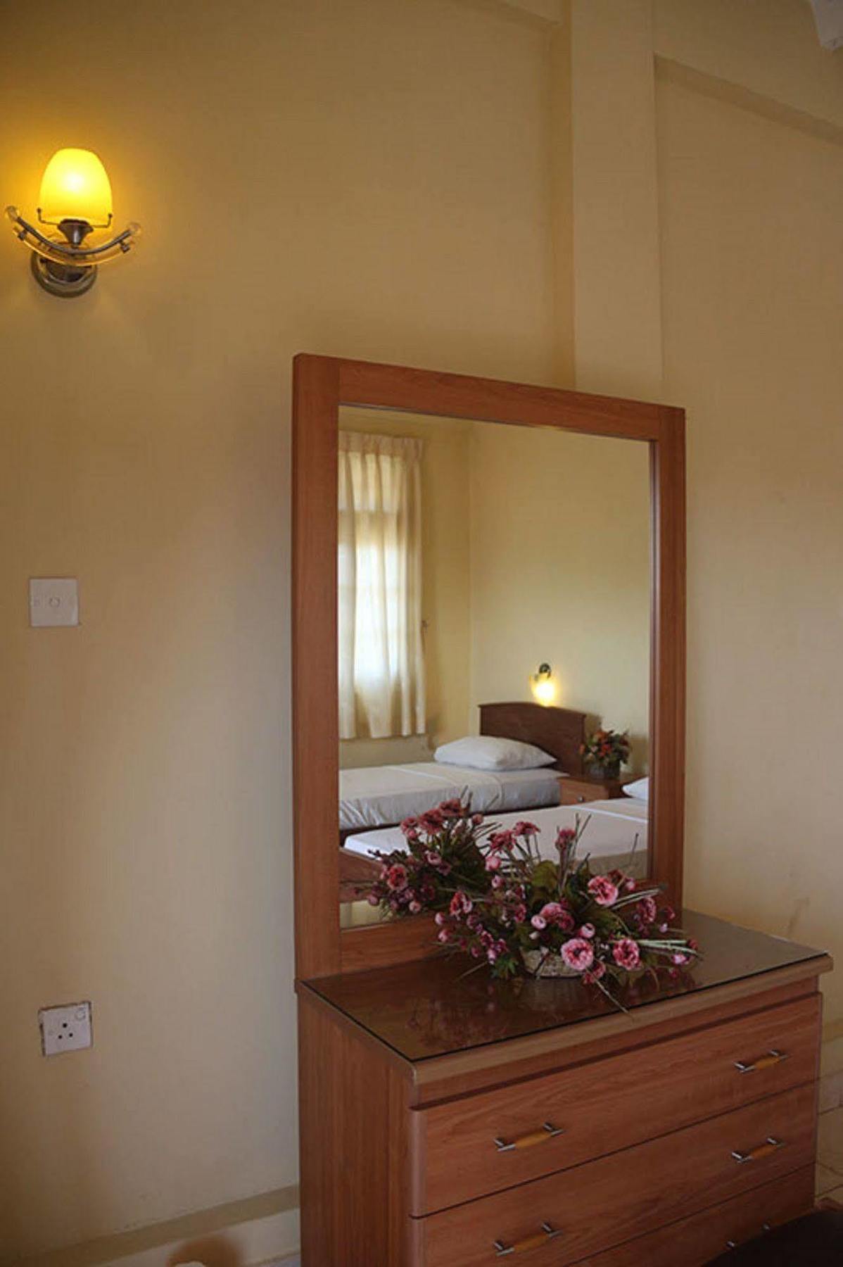 Hotel Red Rose Negombo Esterno foto