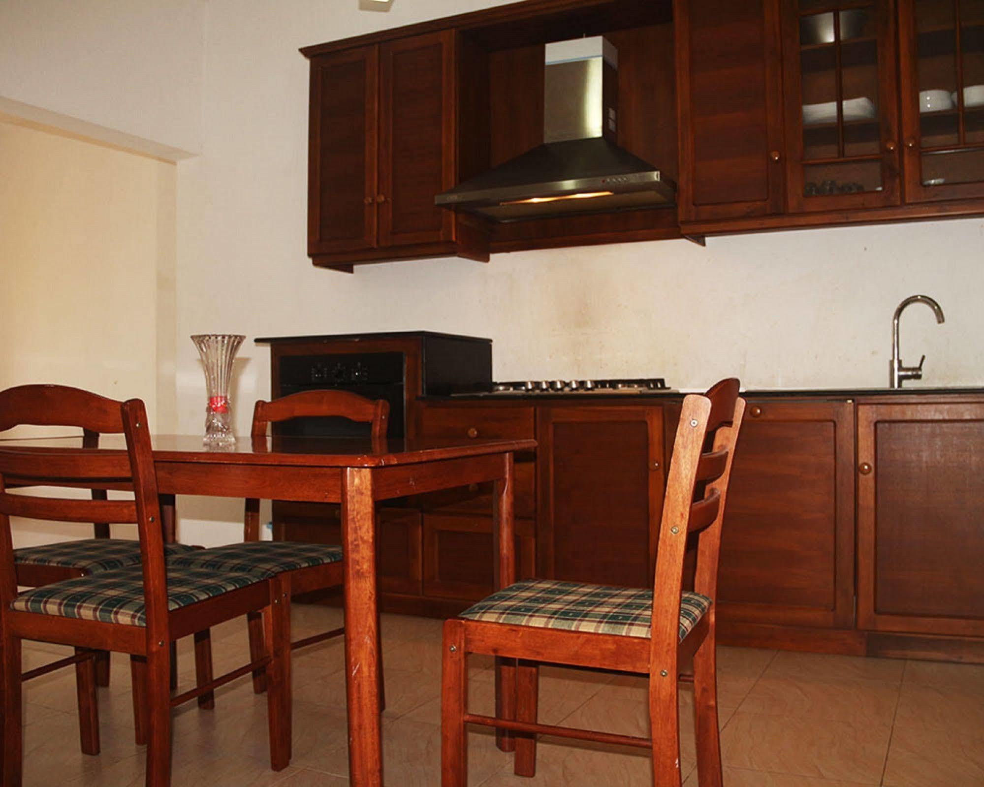 Hotel Red Rose Negombo Esterno foto