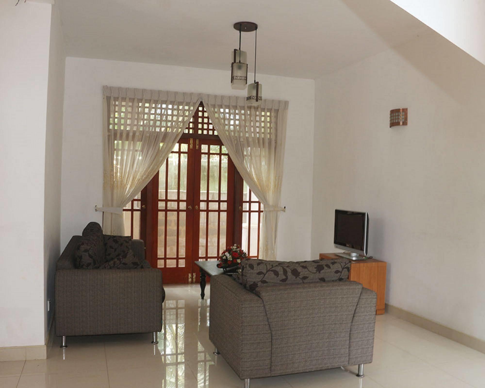 Hotel Red Rose Negombo Esterno foto