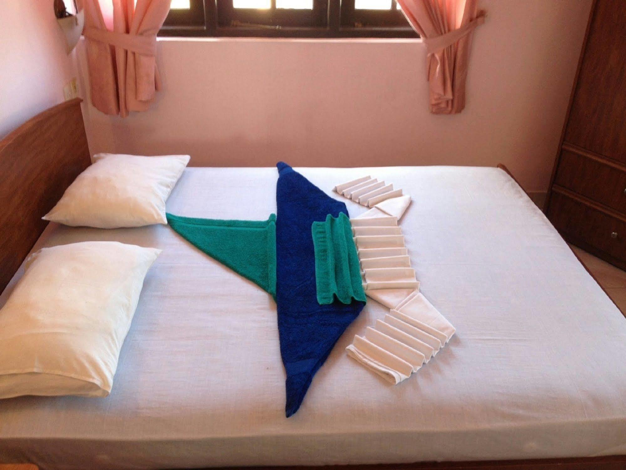 Hotel Red Rose Negombo Esterno foto