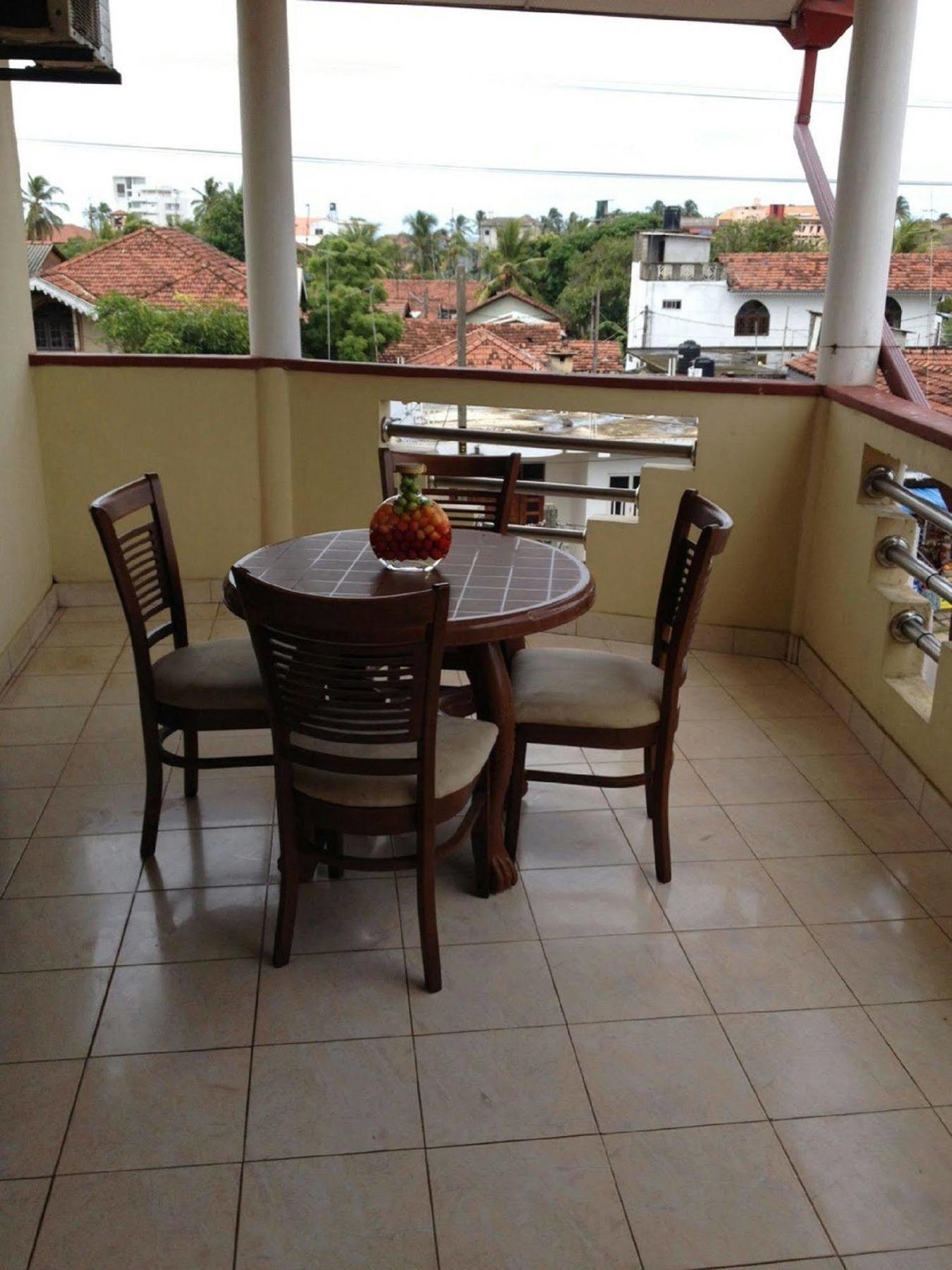 Hotel Red Rose Negombo Esterno foto