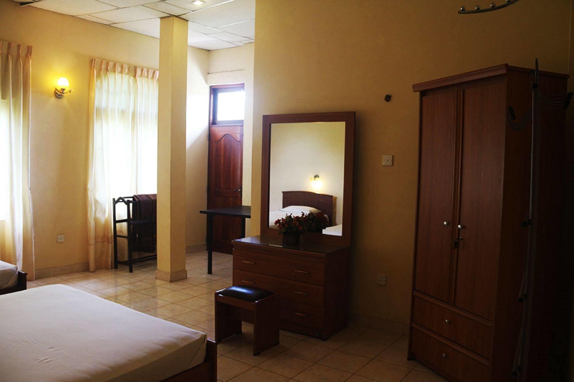 Hotel Red Rose Negombo Esterno foto