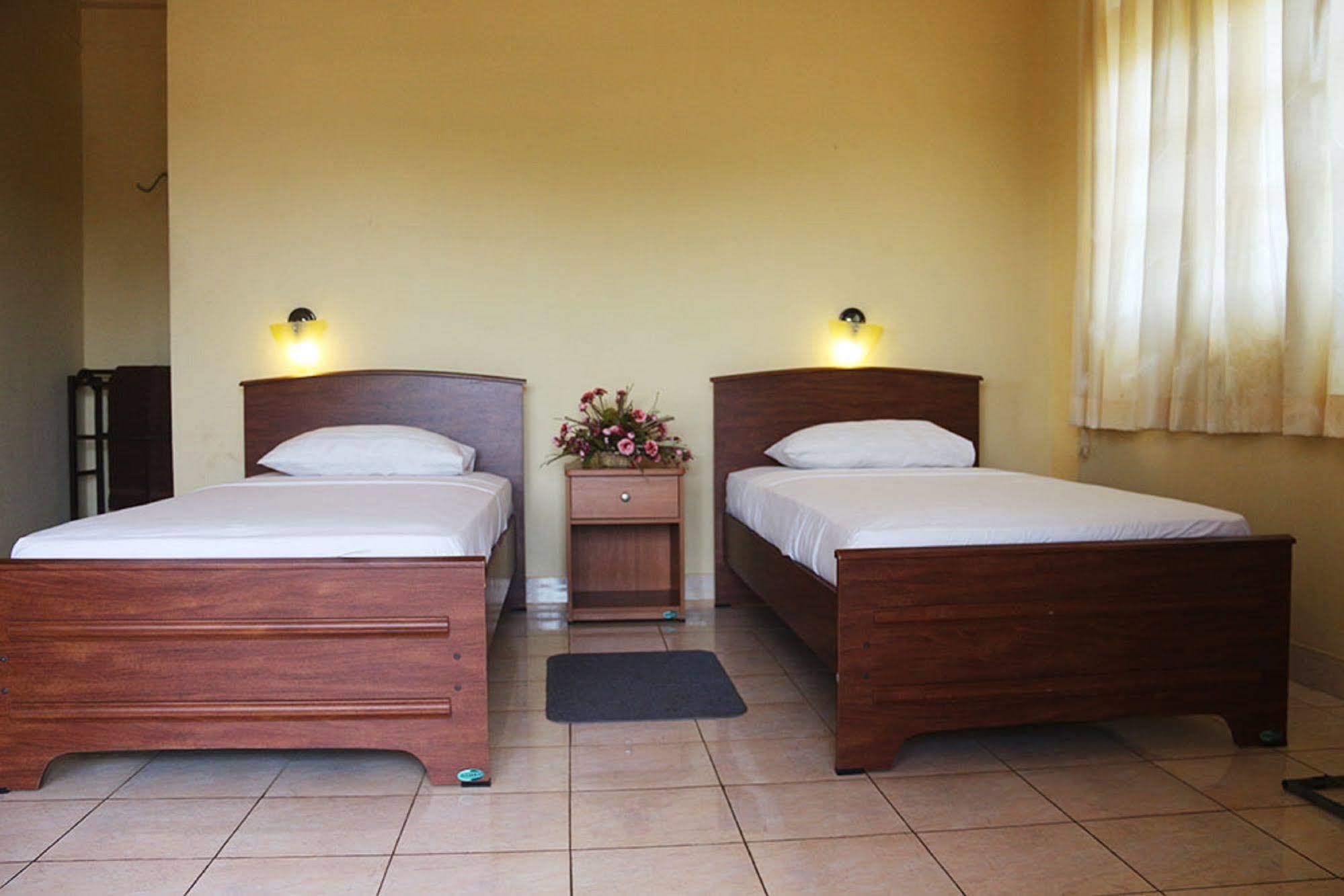 Hotel Red Rose Negombo Esterno foto