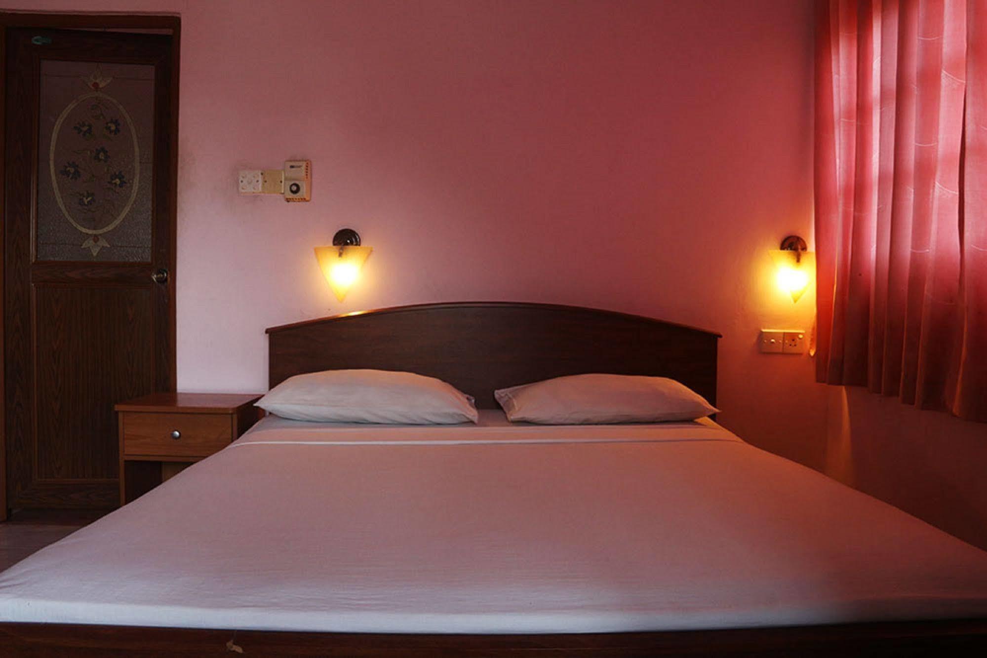 Hotel Red Rose Negombo Esterno foto