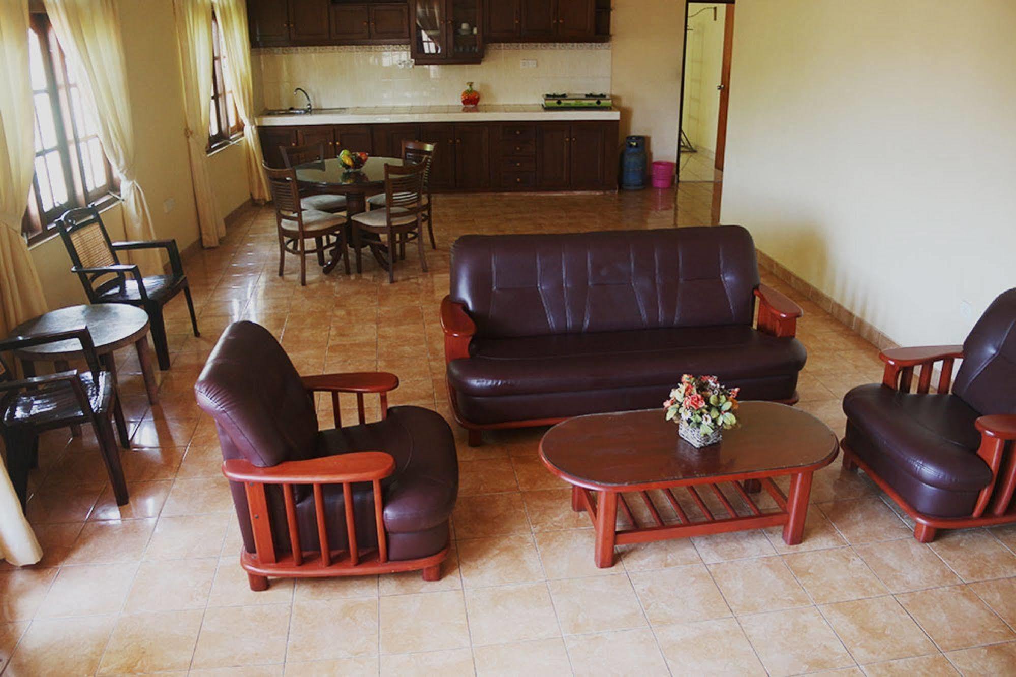 Hotel Red Rose Negombo Esterno foto
