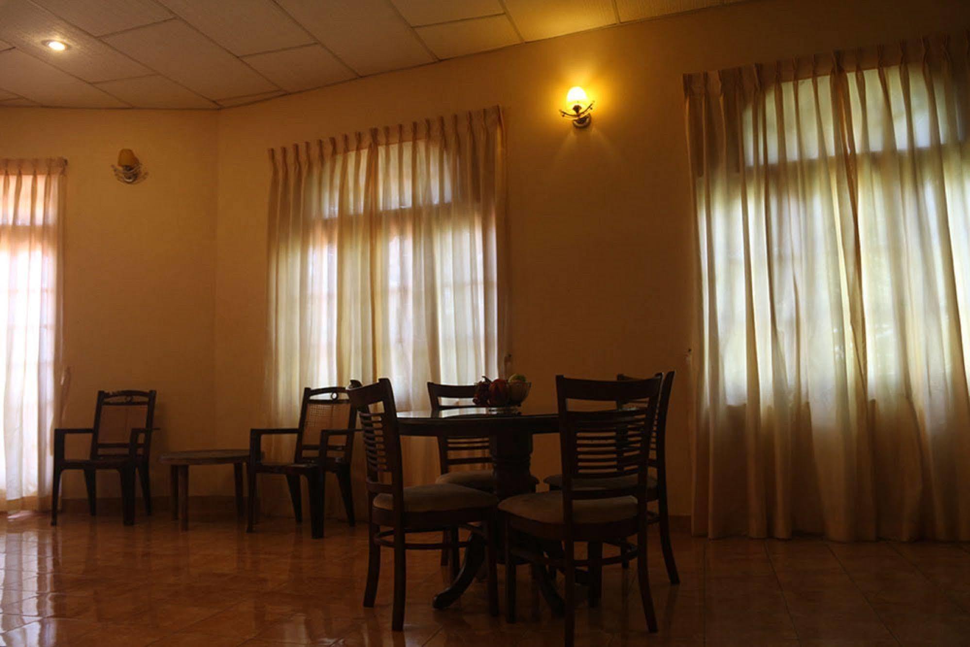 Hotel Red Rose Negombo Esterno foto