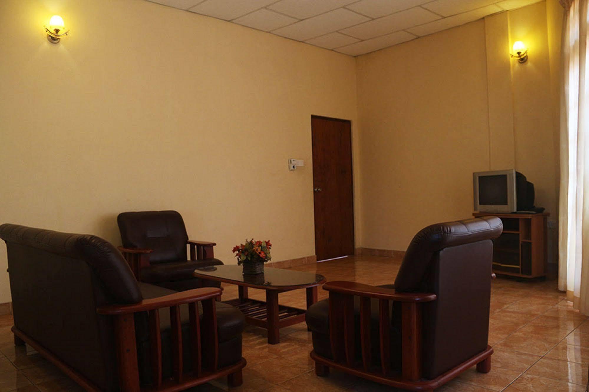 Hotel Red Rose Negombo Esterno foto