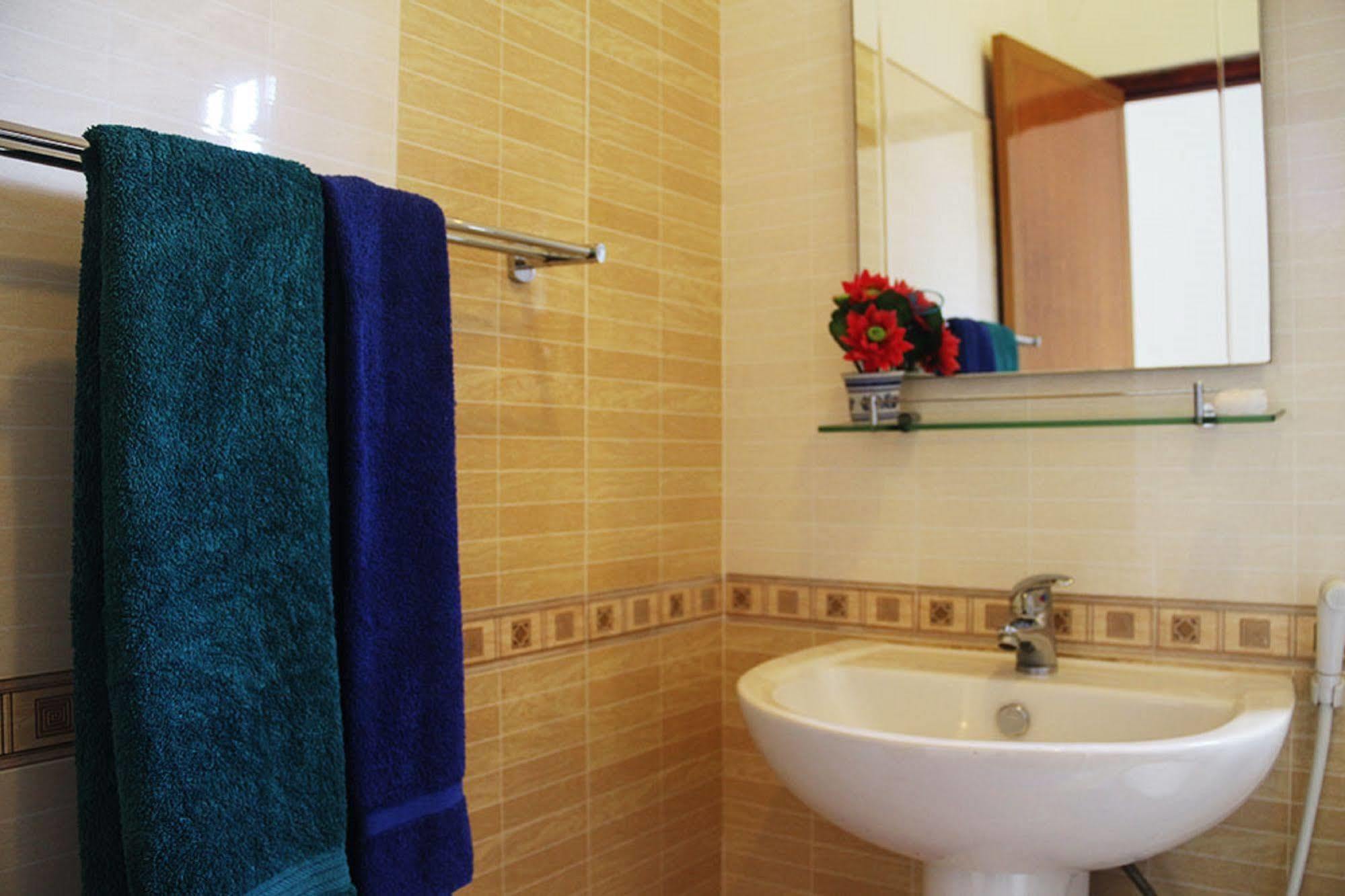 Hotel Red Rose Negombo Esterno foto