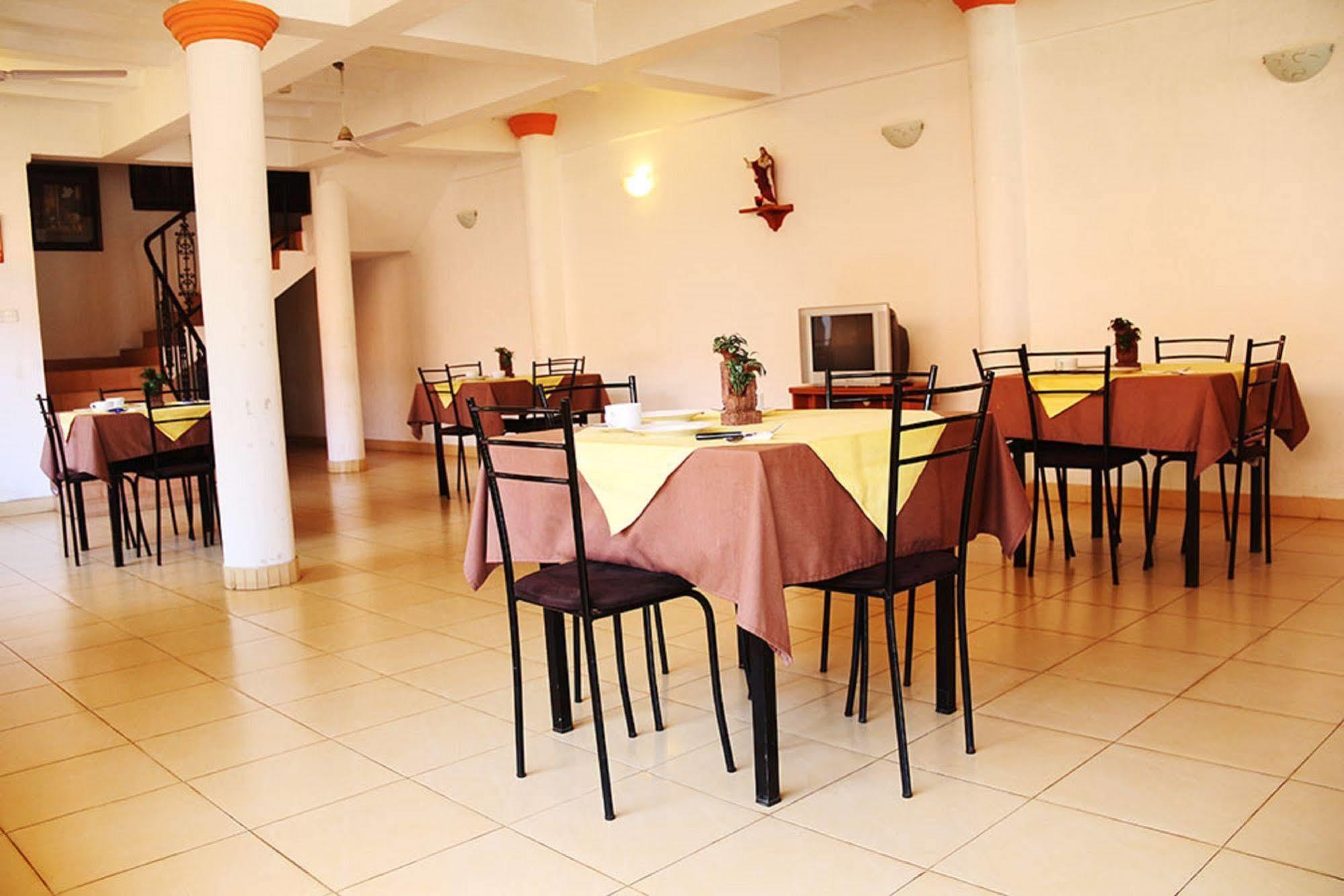 Hotel Red Rose Negombo Esterno foto