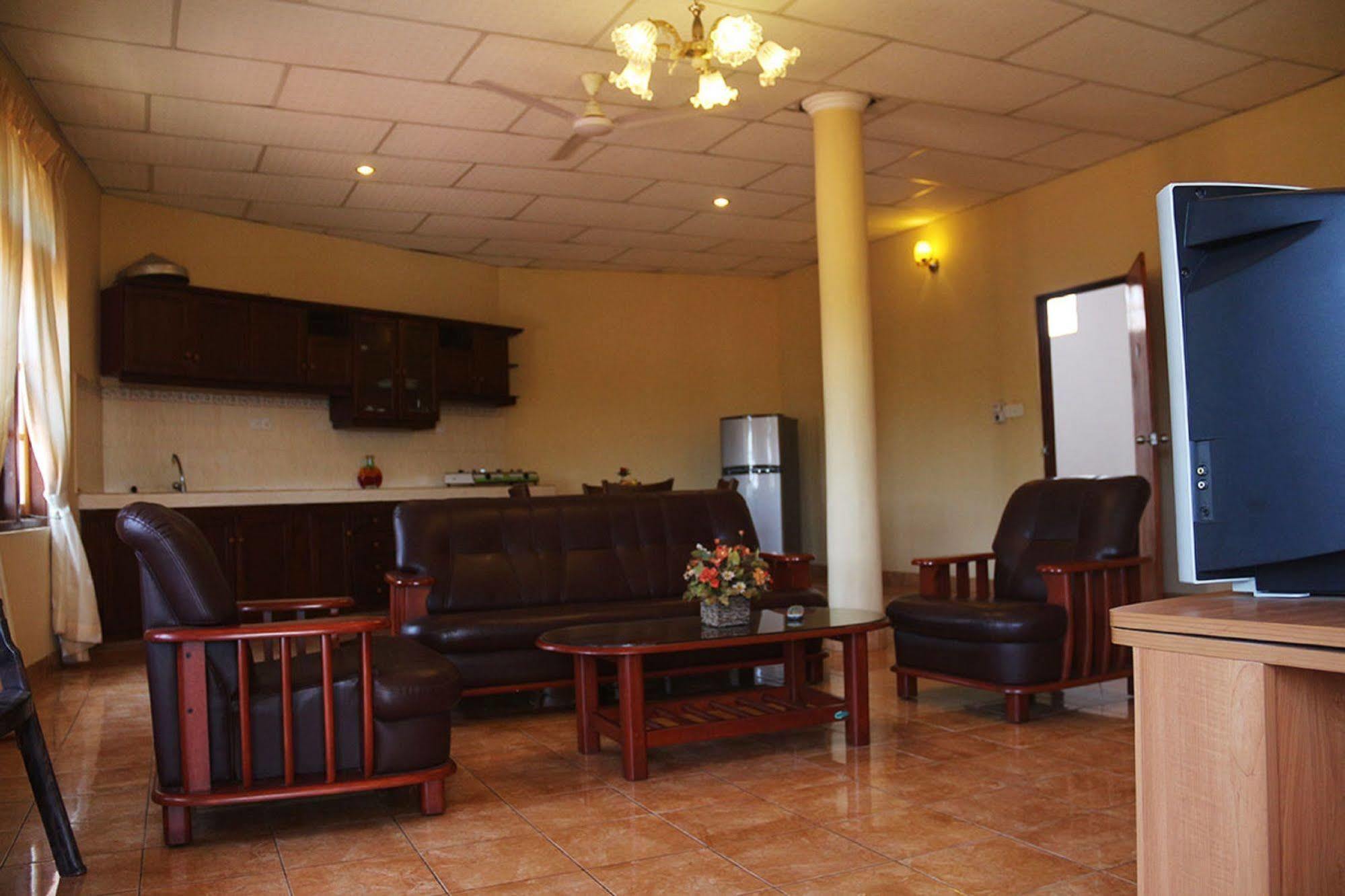 Hotel Red Rose Negombo Esterno foto