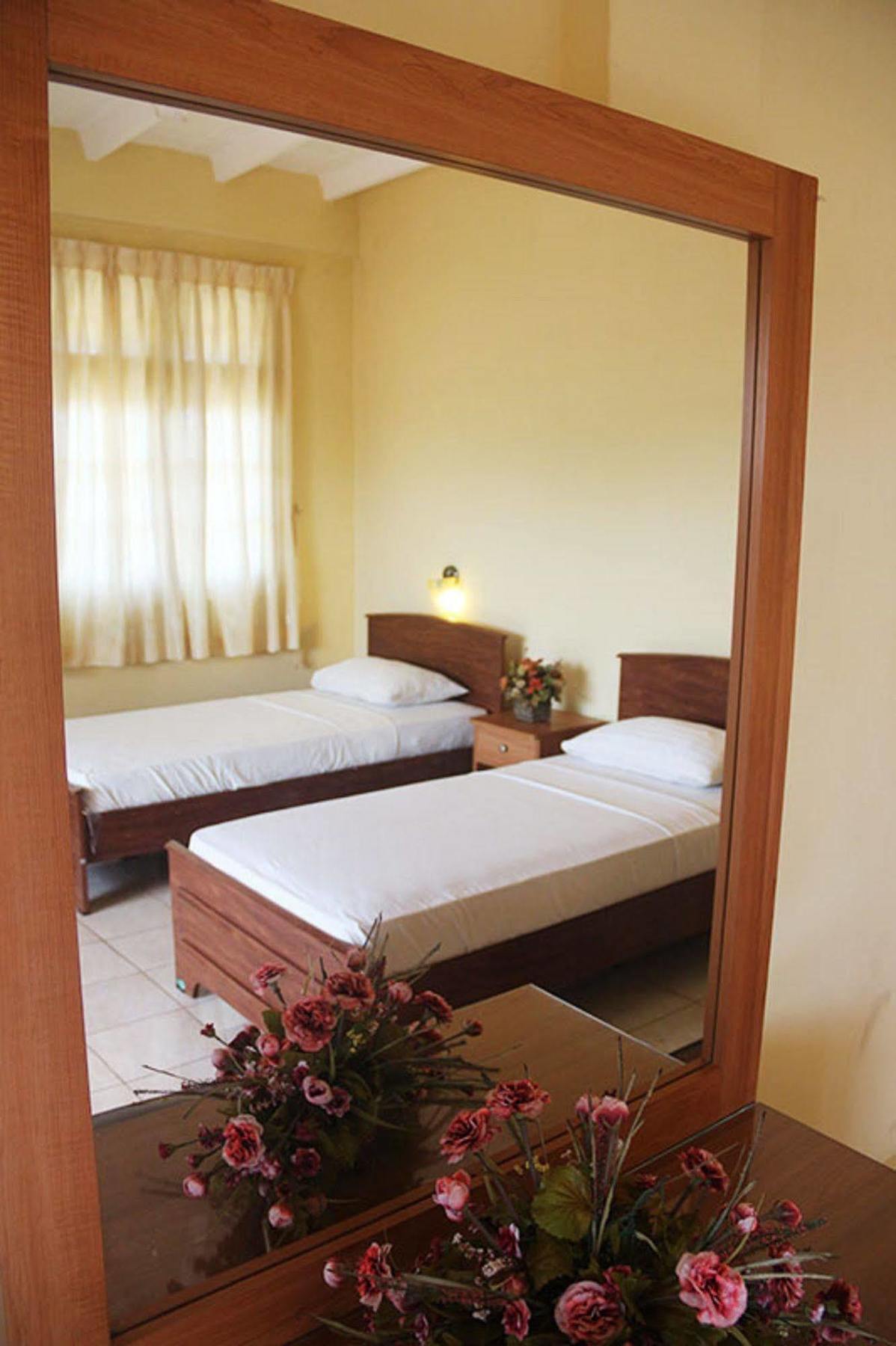 Hotel Red Rose Negombo Esterno foto