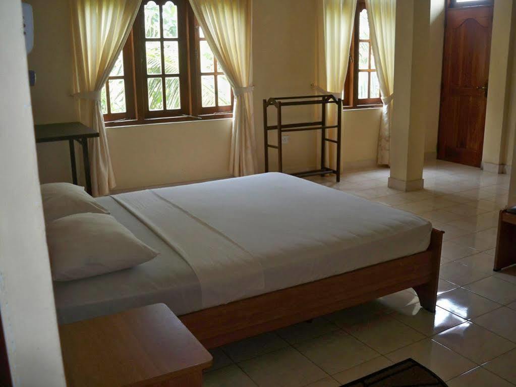 Hotel Red Rose Negombo Esterno foto