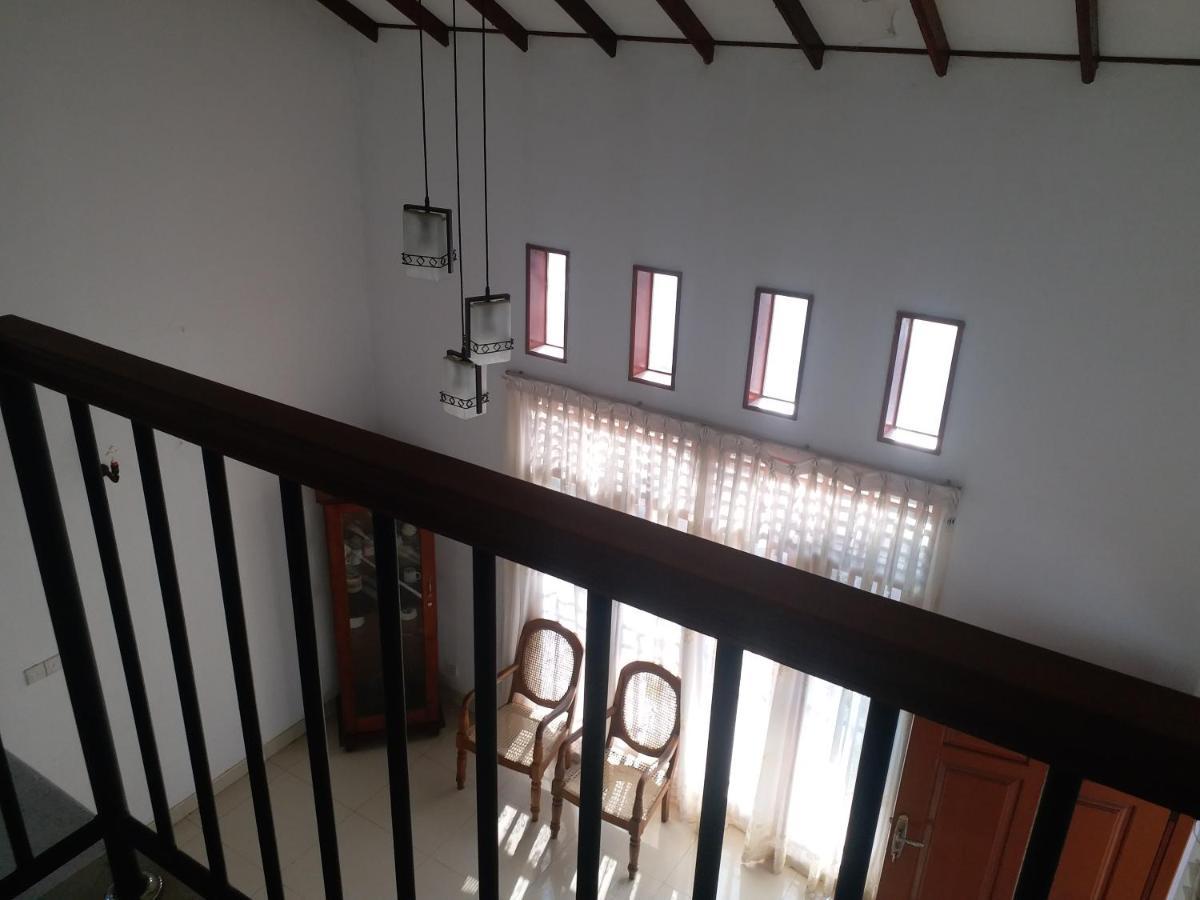 Hotel Red Rose Negombo Esterno foto