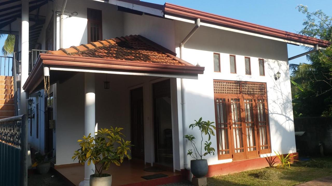 Hotel Red Rose Negombo Esterno foto