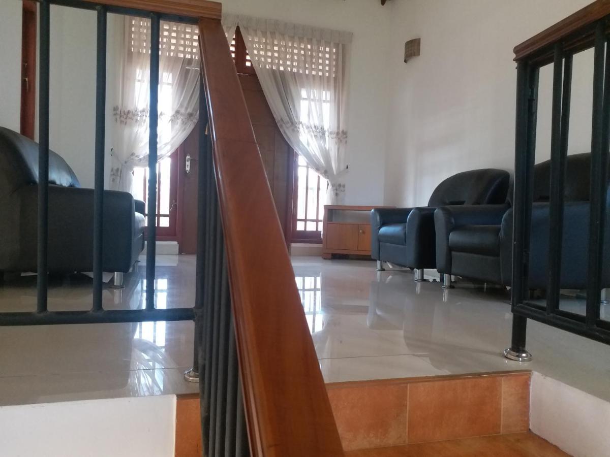 Hotel Red Rose Negombo Esterno foto