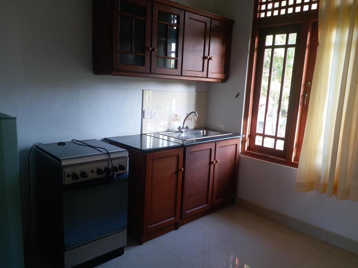 Hotel Red Rose Negombo Esterno foto
