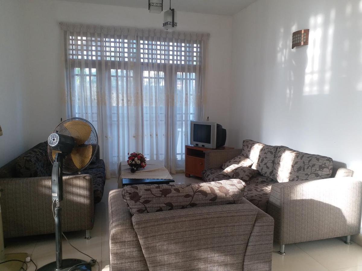 Hotel Red Rose Negombo Esterno foto