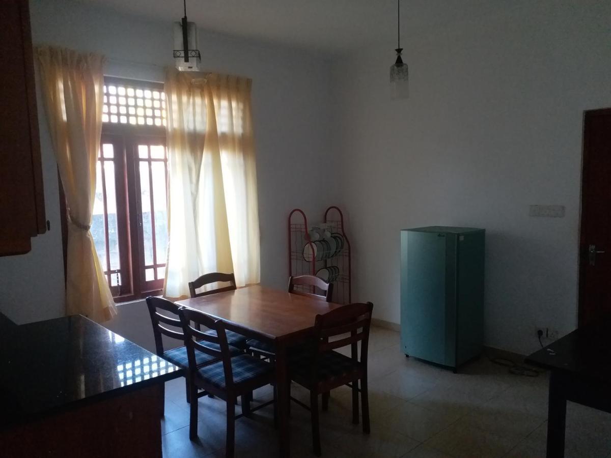 Hotel Red Rose Negombo Esterno foto